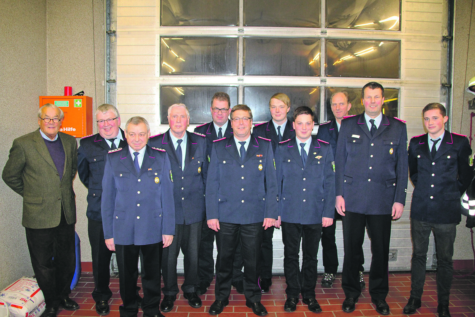 Mit den Geehrten und Beförderten (v. li.) Ortsbürgermeister Thomas Fey, stv. Ortsbrandmeister Heino Neuse, Ortsbrandmeister Thomas Micketeit (Mitte) und der stv. Gemeindebrandmeister Andreas Brauel (2. v. re.)