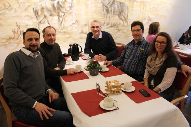 Nutzen den Neujahrsempfang zum gemütlichen Plausch (v.li.): Helge Krüger, Hans-Peter Bellut, Henry Bielefeldt sowie die Gastgeber Arne und Nicole Vaubel
