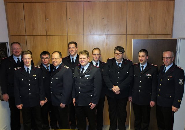 2) Über die Beförderungen in Sprötze freuen sich v.l. Stadtbrandmeister André Emme, Jannis Kröger, Jörgfried Stapel, Thomas Meschkat, Jan Eberlein, Andre Böttcher, Daniel Kröger, Mario Bestmann, Christian Matzat und Volker Bellmann