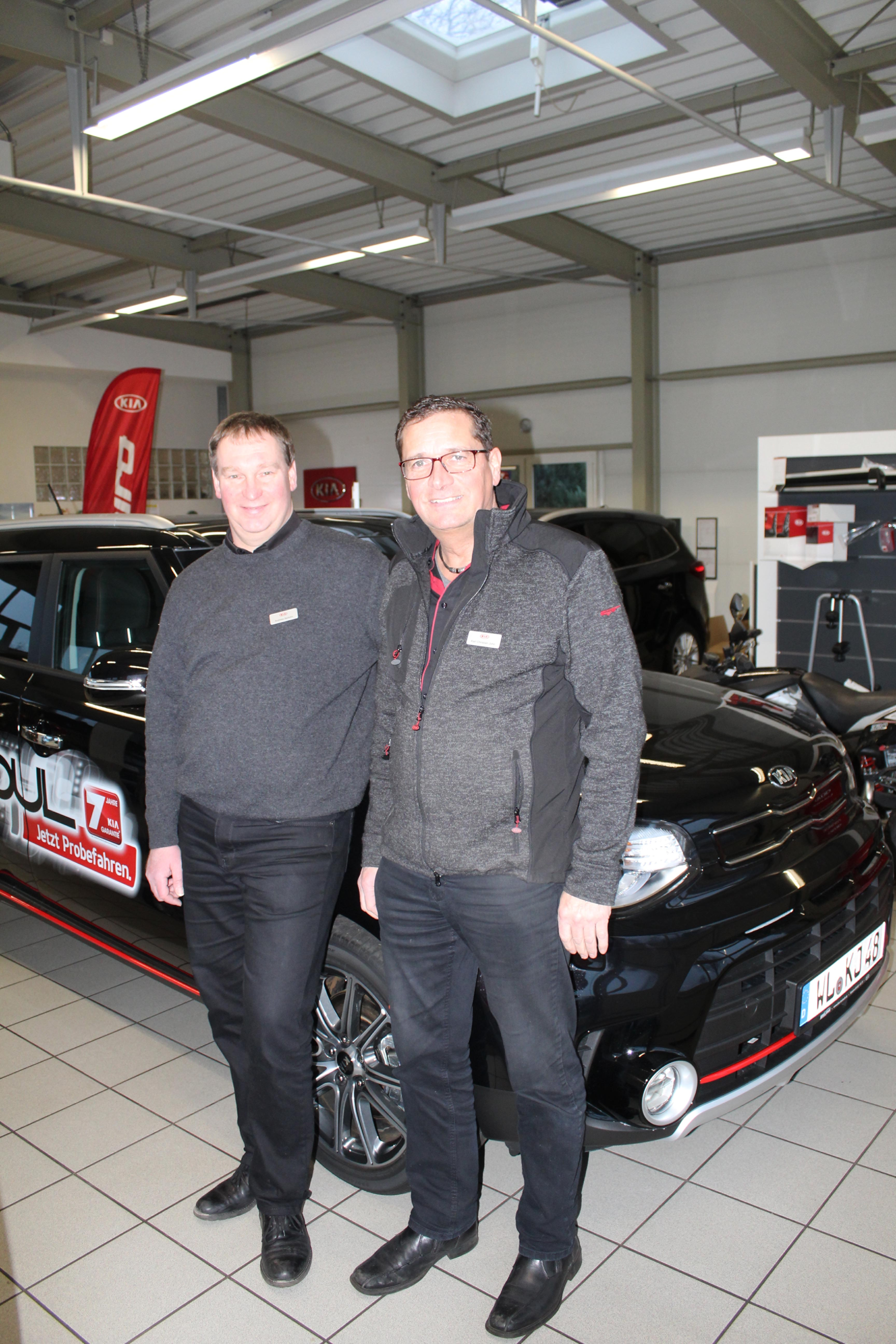 Karl Christian John (re.) mit mit neuen Serviceberater Andreas Beduhn