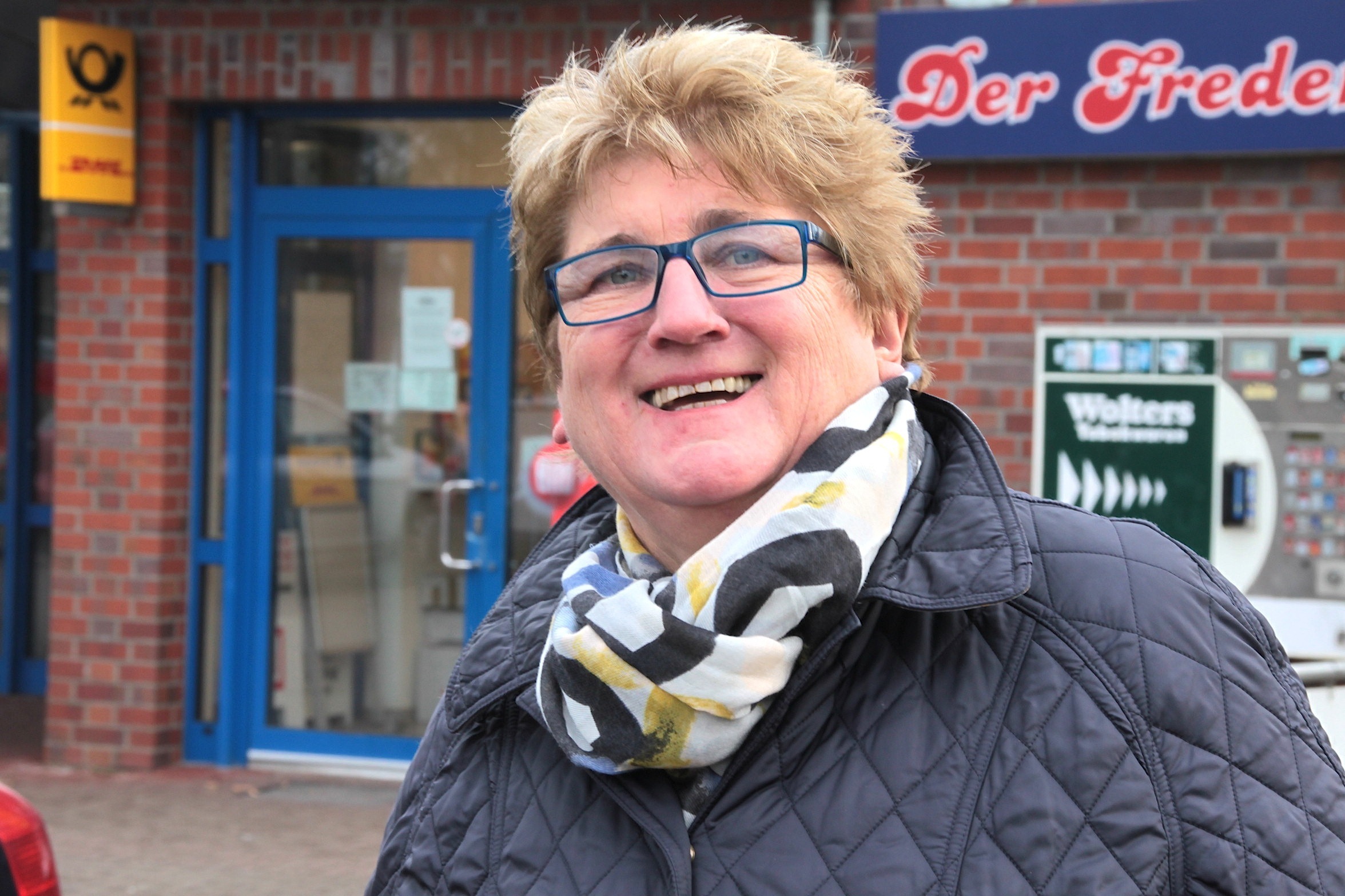 Inge Bardenhagen vor dem Dorfbäcker mit Post