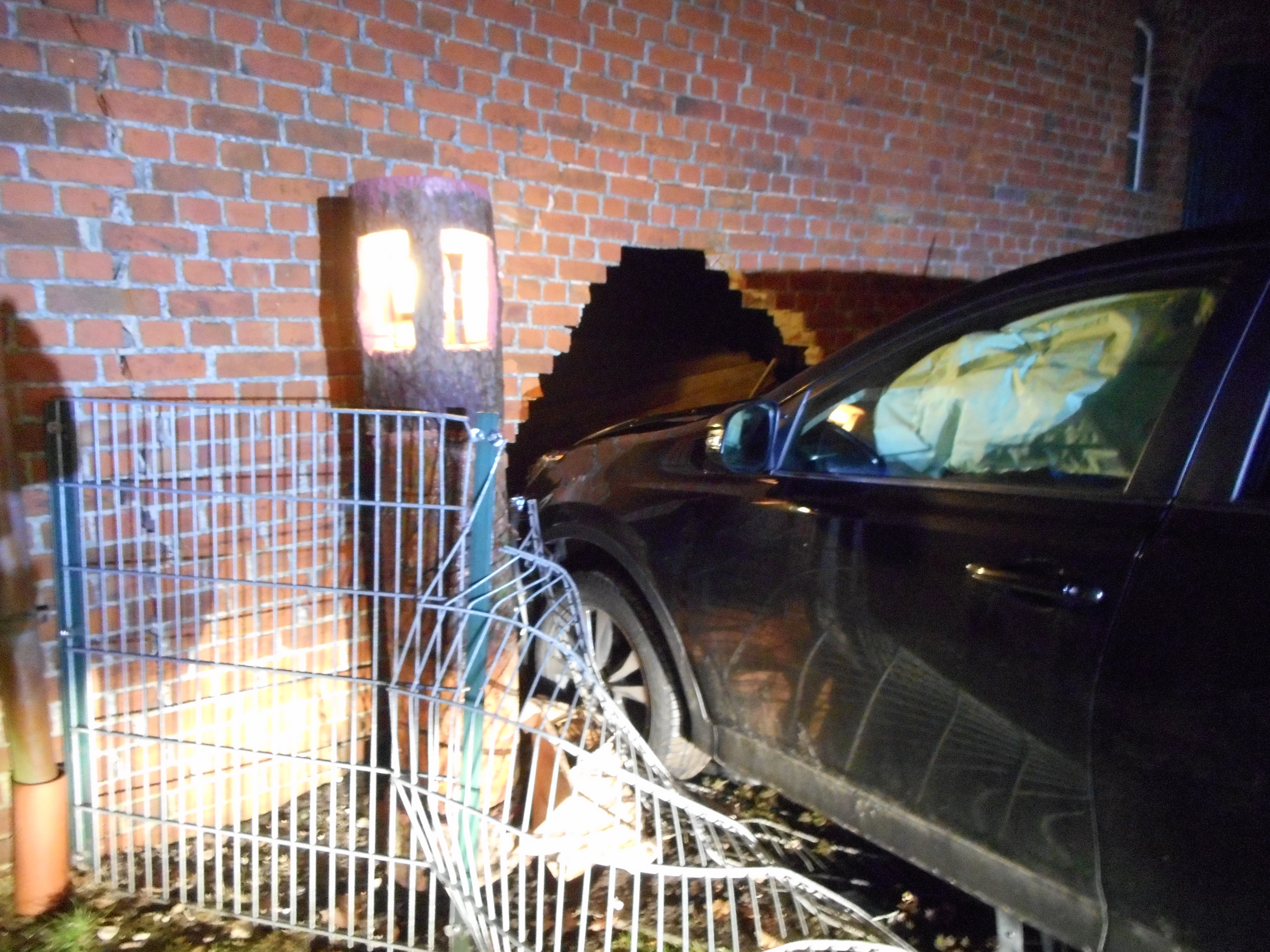 Der Toyota krachte frontal in die Scheune und hinterlies ein großes Loch in der Wand des Gebäudes
