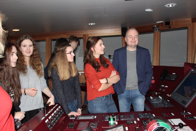 Uwe Fricke, Vorsitzender des Buxtehuder Wirtschaftsförderungsvereins, besuchte die Schüler im Schiffssimulator