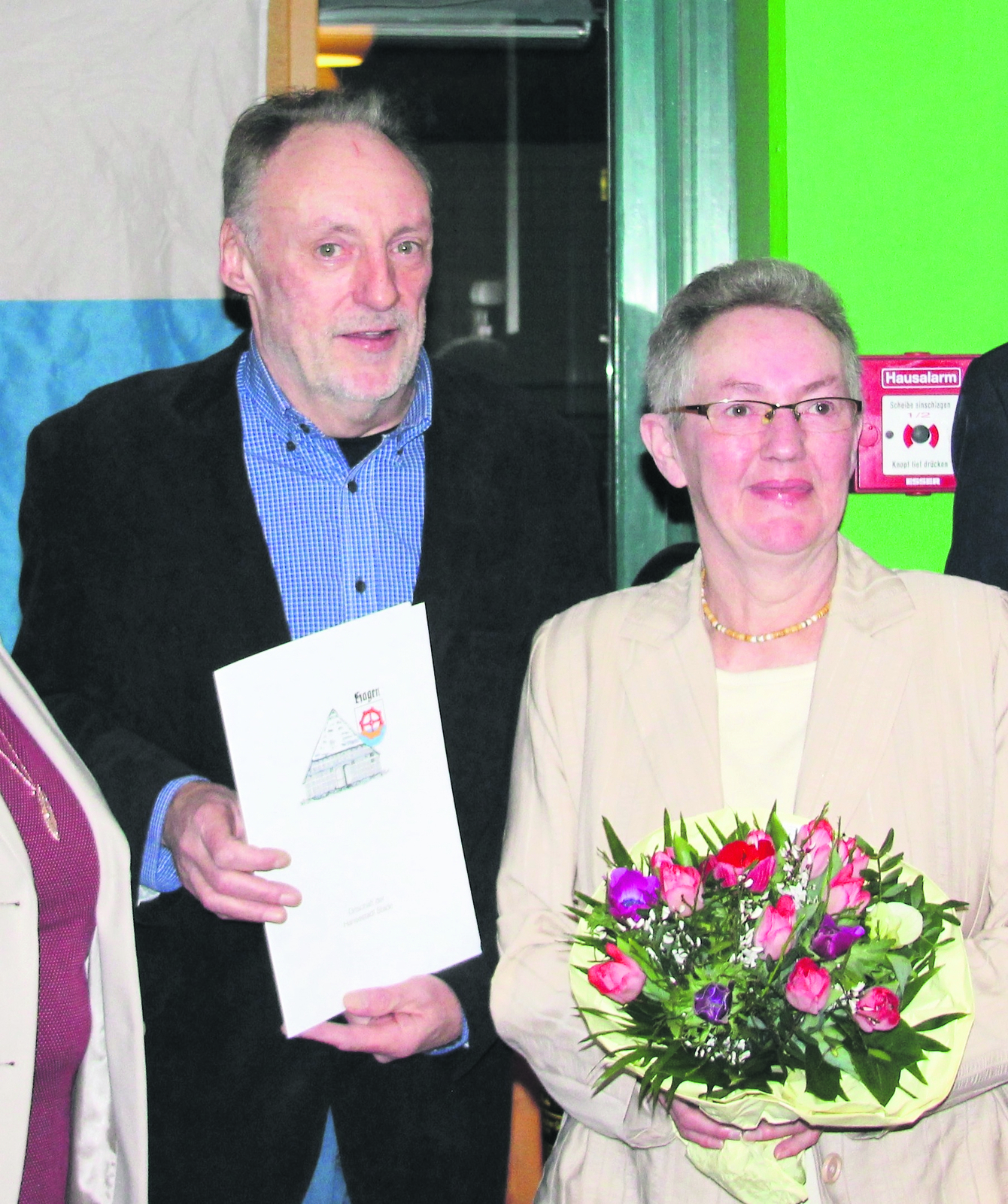 Mit Ehrenurkunde: Manfred Borchers und seine Ehefrau Marie-Luise