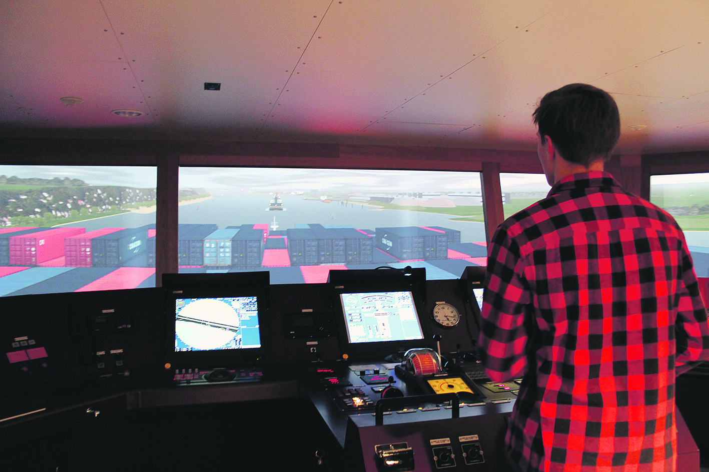 Aus 62 Meter Höhe hat Steuermann Vincent den Überblick über den Hamburger Hafen