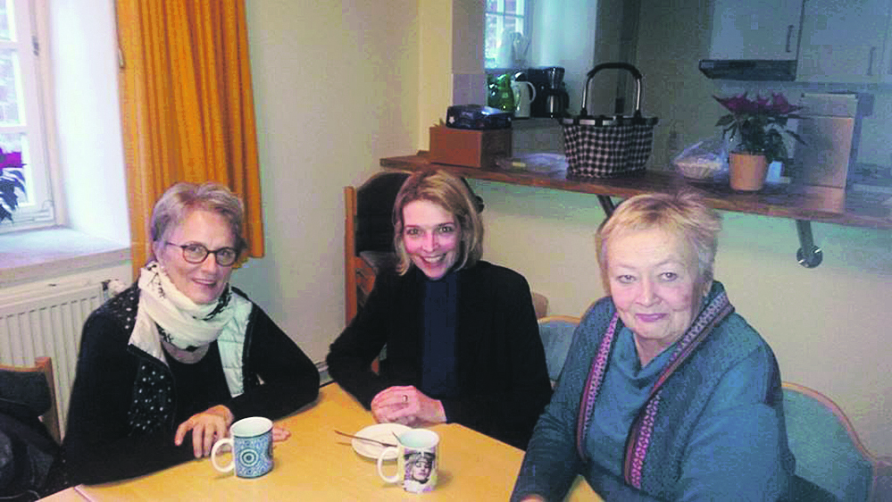 Im Gespräch im "Internationalen Café" in Marschacht: Svenja Stadler (Mi.) mit Brigitte Sorgenfrei (li.) und Ilse Lodders