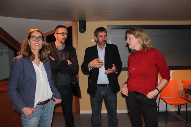 Katharina Bodmann (li.) und Lars Oldach (2. v.li.) sowie Stefanie Feindt, Geschäftsführerin des Buxtehuder Wirtschaftsförderungsvereins im Gespräch mit Kapitän Torsten Iborg