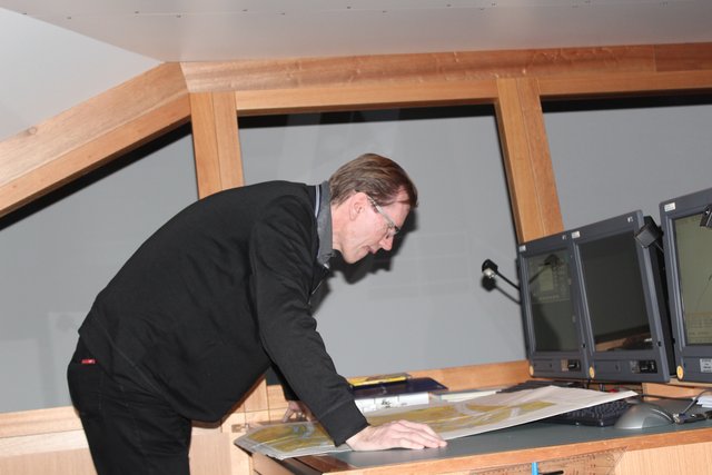 Carsten Meyn vom Arbeitskreis Medien studiert die Karte