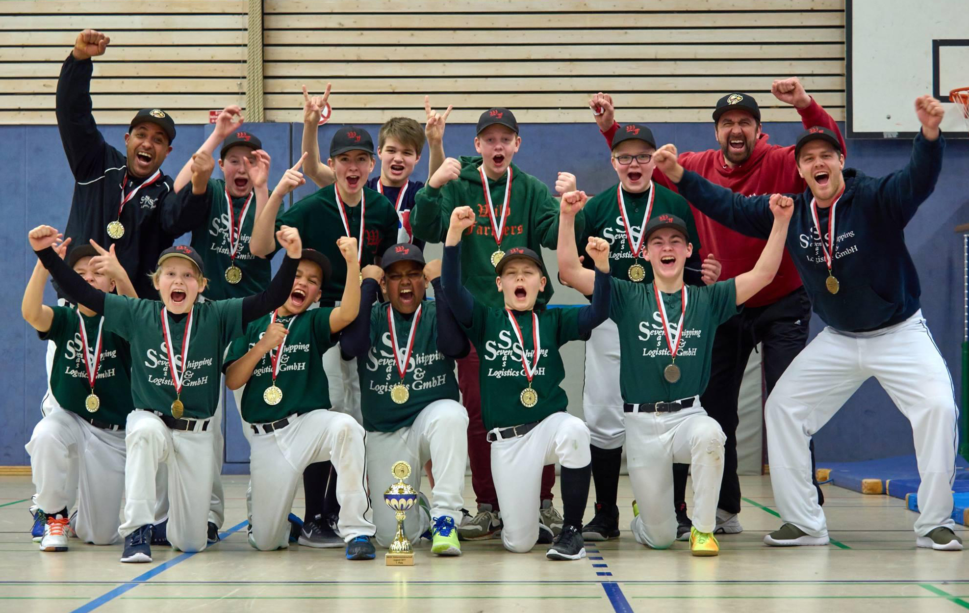 Das erfolgreiche U15-Team der Wild Farmers aus Dohren mit ihren Trainern Pedro Fernandez (li.) und David Wohlgemuth (re.), sowie Abteilungsleiter Bernd Sievers (Zweiter v.re.)
