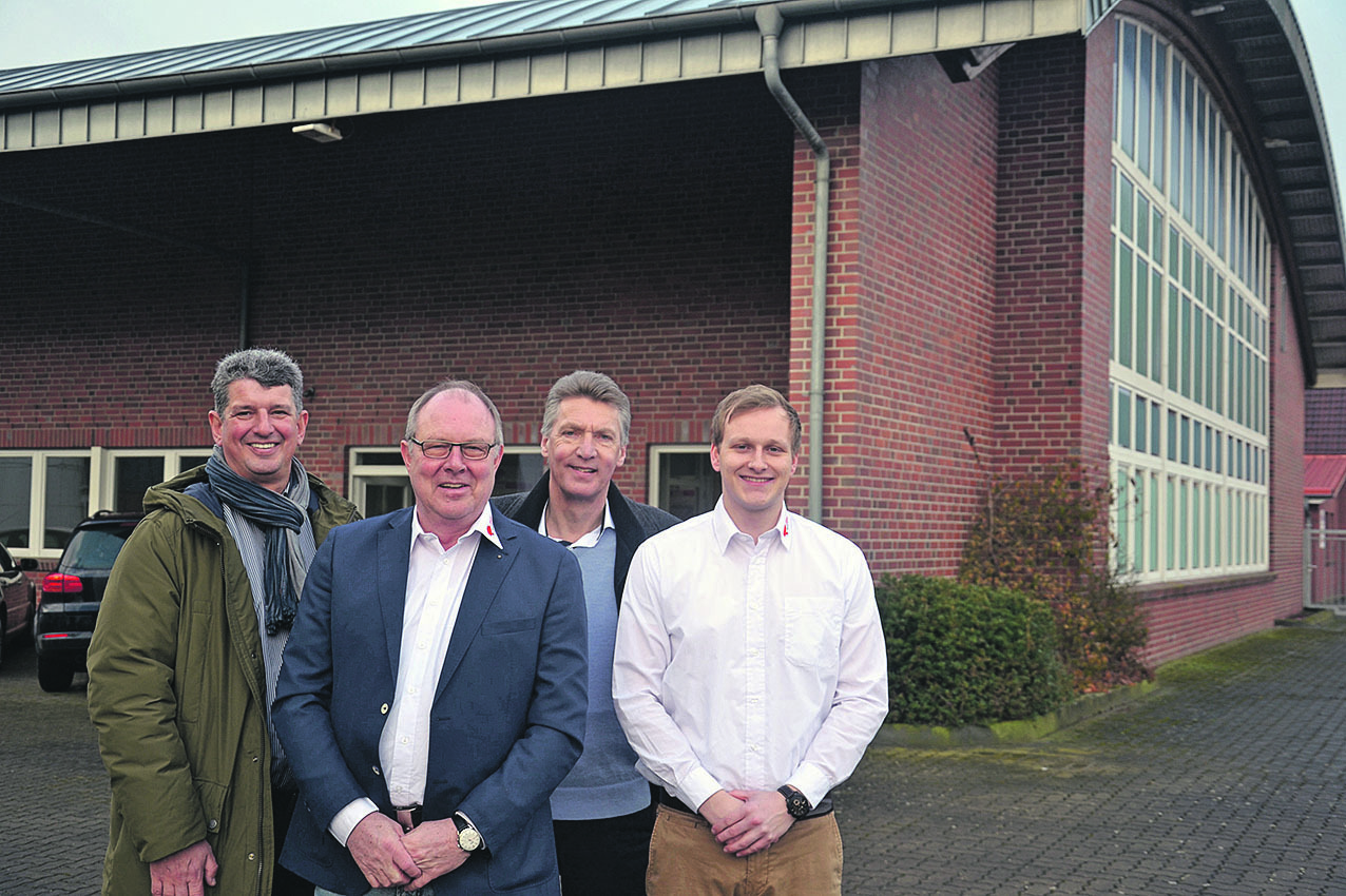 Sie besiegeln den Umzug von Naturfarben Reincke ins Horneburger Gewerbegebiet: (v.li.): Horneburgs Samtgemeindebürgermeister Matthias Herwede, Ingo Reincke, Ortsbürgermeister Hans-Jürgen Detje sowie Maximilian Reincke