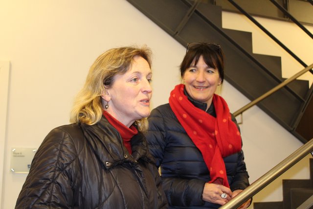 Stefanie Feindt, Geschäftsführerin des Wirtschaftsförderungsvereins, und Kerstin Maack, Wirtschaftsförderin der Stadt Buxtehude, begrüßen die Schüler