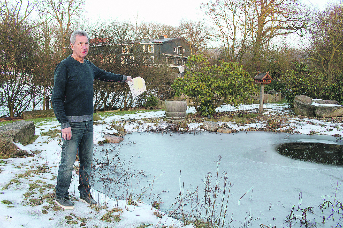 Stefan Zorn steht an seinem kleinen Teich. Weil eine kleine Ecke ins Landschaftsschutzgebiet ragt, muss der ganze Teich zugeschüttet werden
