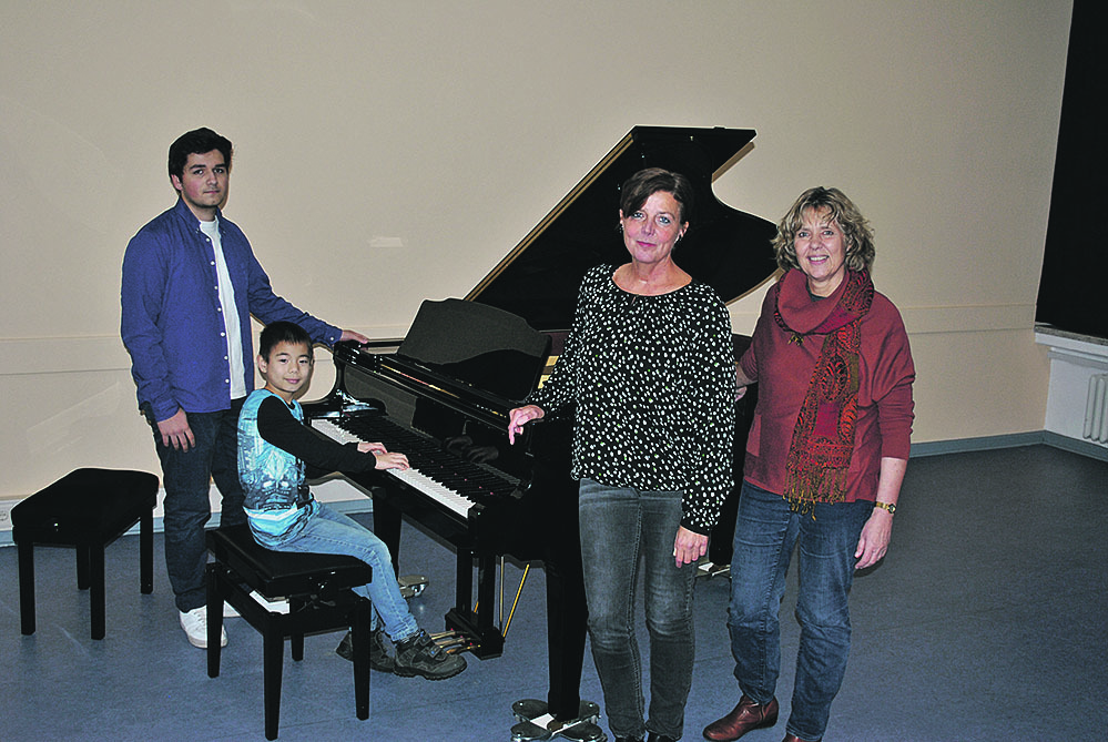 Gratulation zum Erfolg (v. li.): Die Musikschüler Yusif Rasulov und Gordon Heidbrook, Lehrerin Dorothea Haarbeck und Schulleiterin Christiane Dräger-Meier
