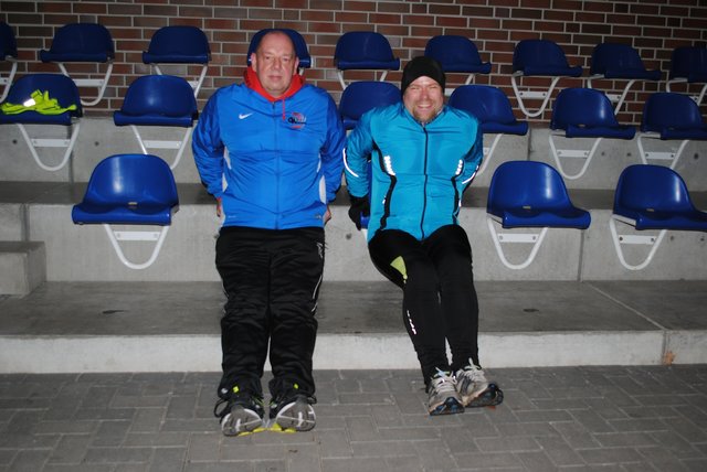 Auch das gehört dazu: Thomas Lipinski und Trainer Frank Plönnigs bei Dips zur Kräftigung der Arme