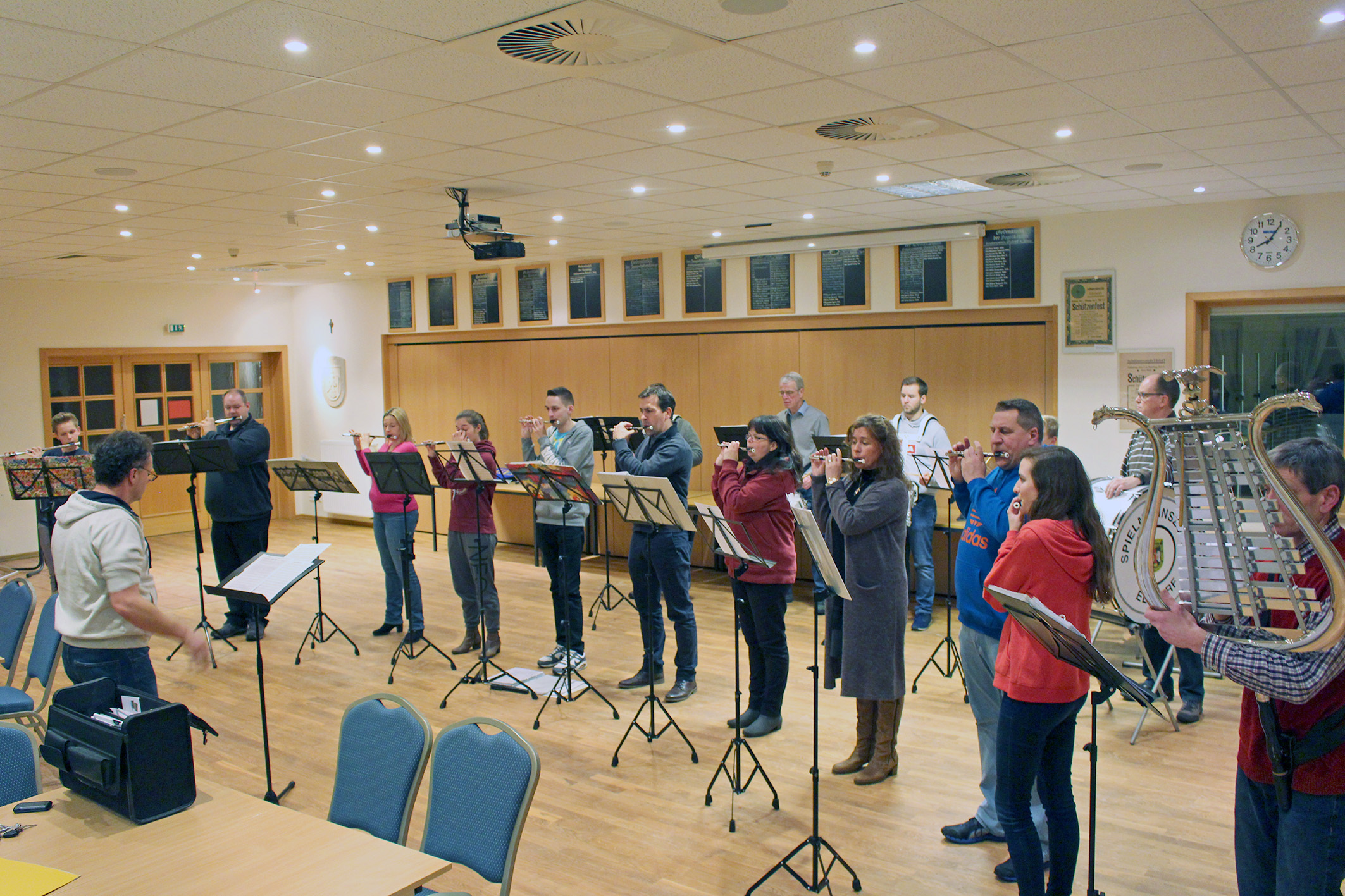 Üben für den großen Auftritt: Musiker des Elstorfer Spielmannszuges in der Elstorfer Schützenhalle