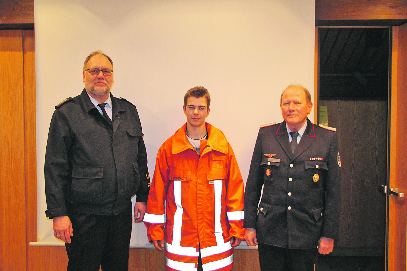 Stv. Kreisbrandmeister Sven Wolkau (li.) und Kreisausblidungsleiter Hans-Ulrich Dederke (re.) mit Lehrgangsteilnehmer Marcel Reinhardt