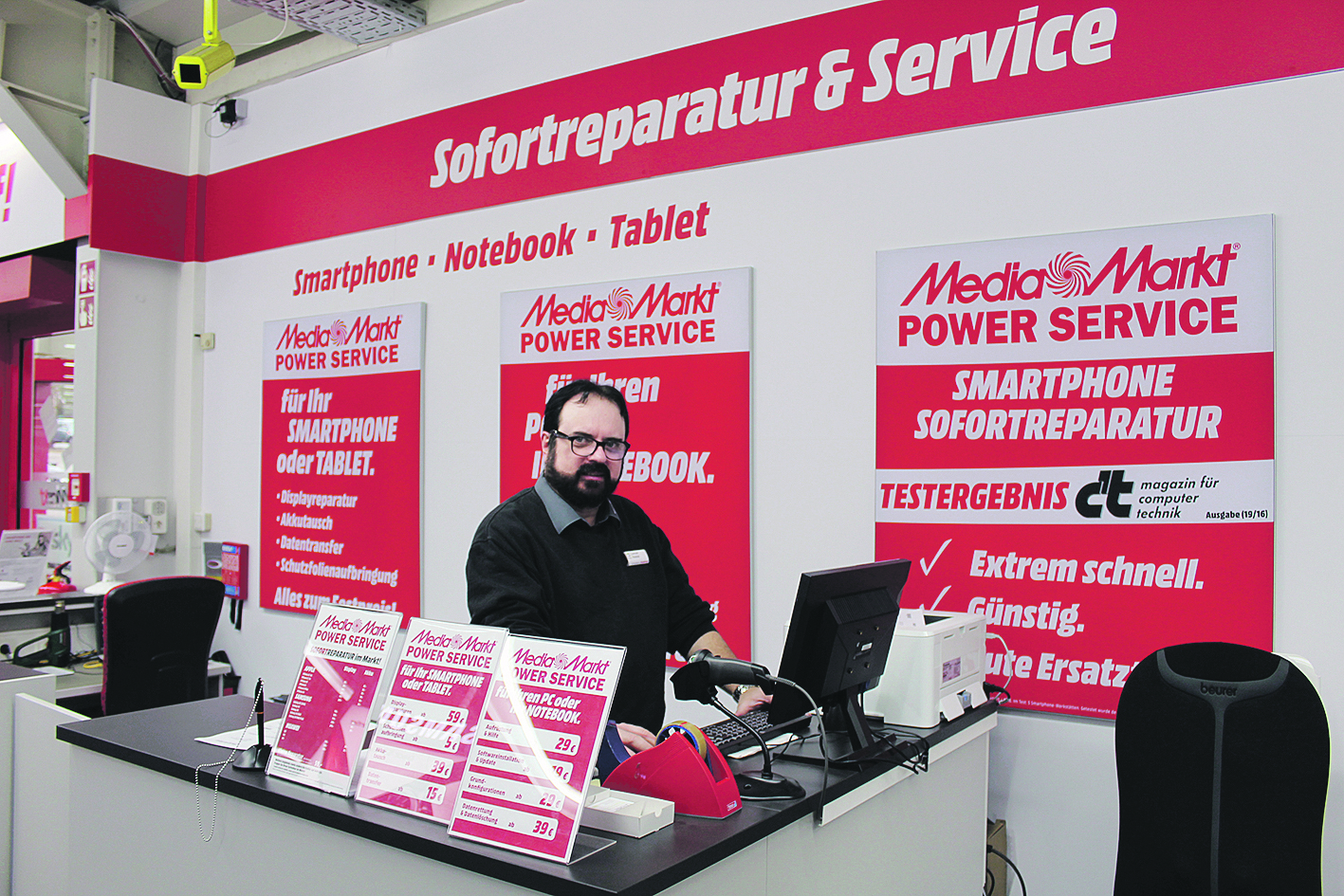 Das Display austauschen oder Sicherheitsfolie aufbringen: Lennart Noetzel (Media Markt Buxtehude) bietet Sofortreparaturen für Handys an