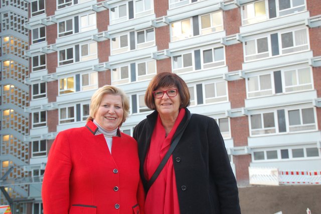 Sprechen sich für den Neubaus aus: Cornelia Rundt (li.) und Petra Tiemann vor dem Klinikum