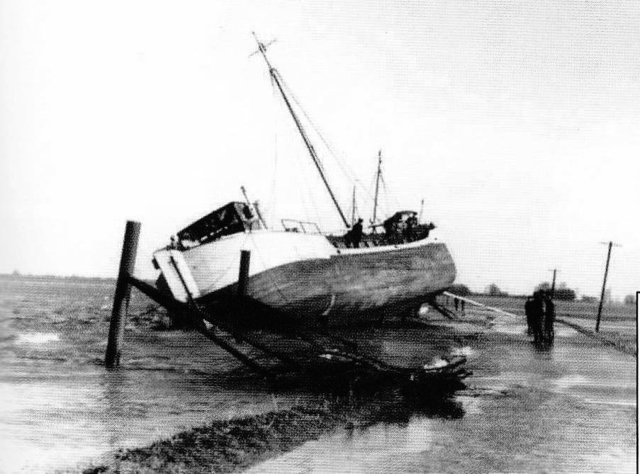 Das Schiff wurde von der Flut aufs Land geworfen | Foto: Horst Fitschen