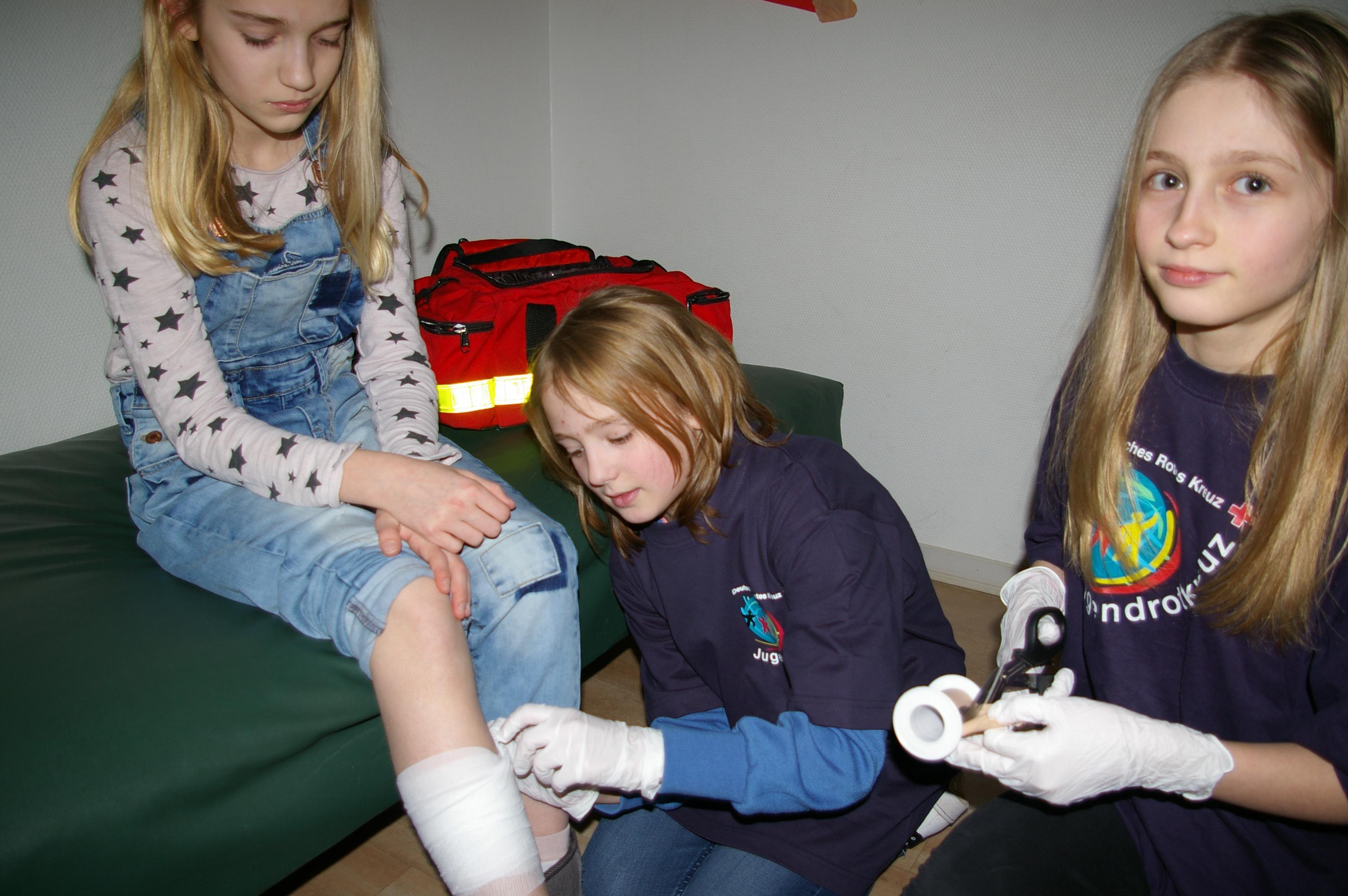 Die Schüler lernen, wie man einen Verband korrekt anlegt