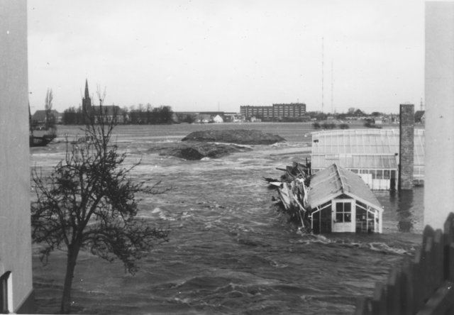 Die Laubenkolonie steht unter Wasser