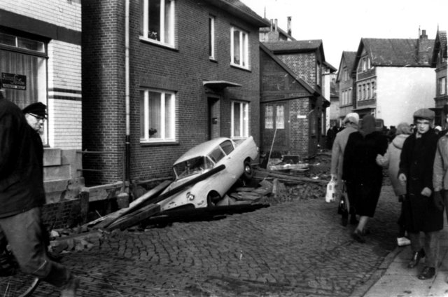 In Finkenwerder zerstört das Wasser die Straße