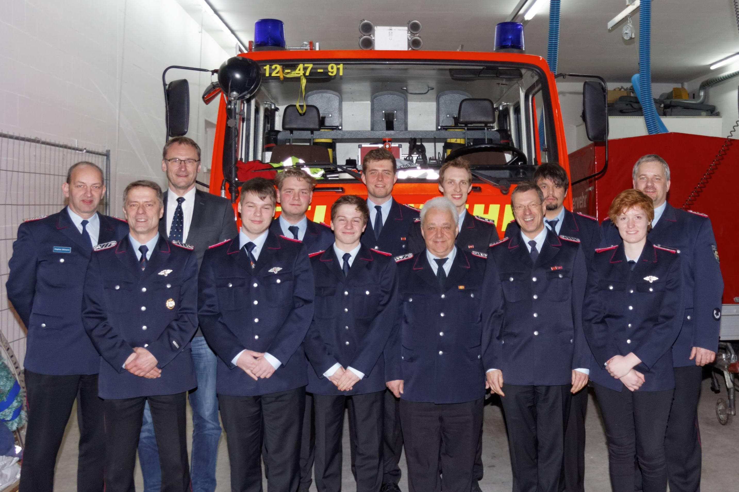 Über die Beförderungen freuen sich (v. li.): Gemeindebrandmeister Stephan Wilhelmi,
Wolfgang Otten, Bürgermeister Dirk Seidler, Vincent Elger, Sebastian Runn, Marlon Elger,
Adrian von Rönn, Hans-Peter Thomas, Ole Swars, Dr. Andreas Wollmann, Alexander Beckedorf, Lisabeth Hoppe und Lars Otten