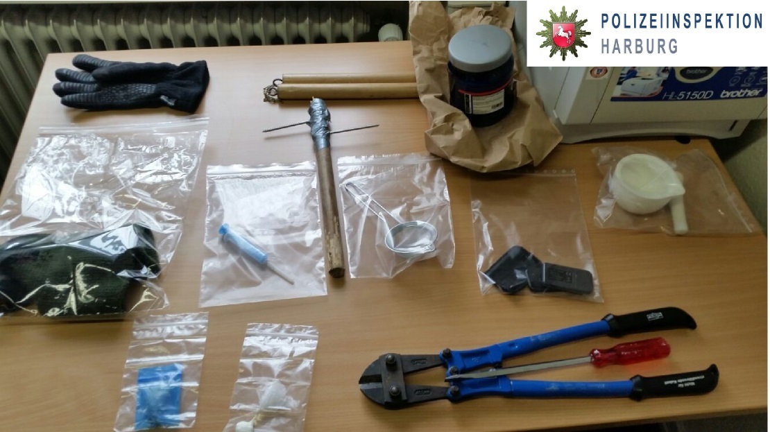Waffen und Aufbruchwerkzeug stellte die Polizei in der Wohnung des Festgenommenen sicher