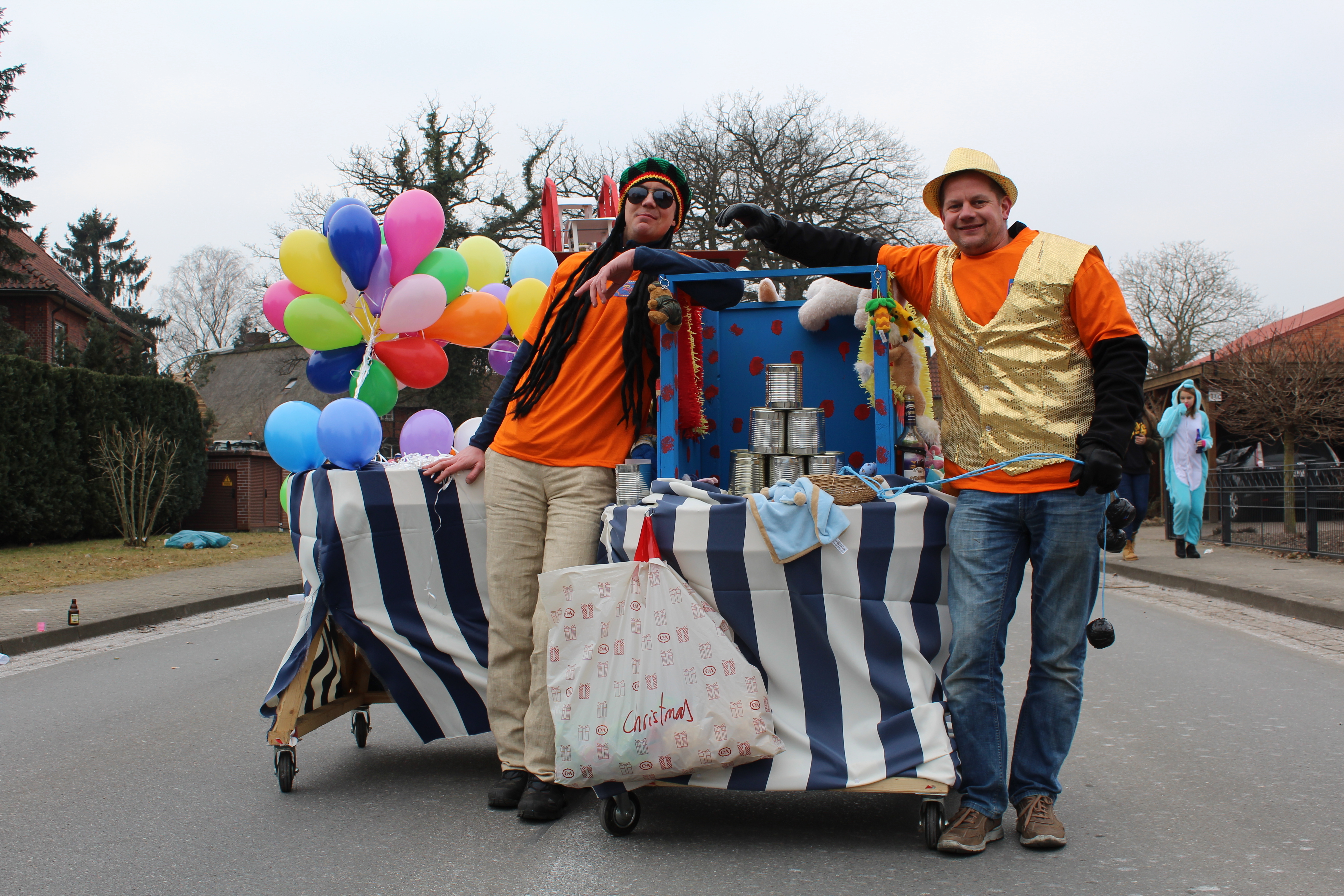 "Let's make Toppenstedt great again" - Bunter Faslamsumzug in