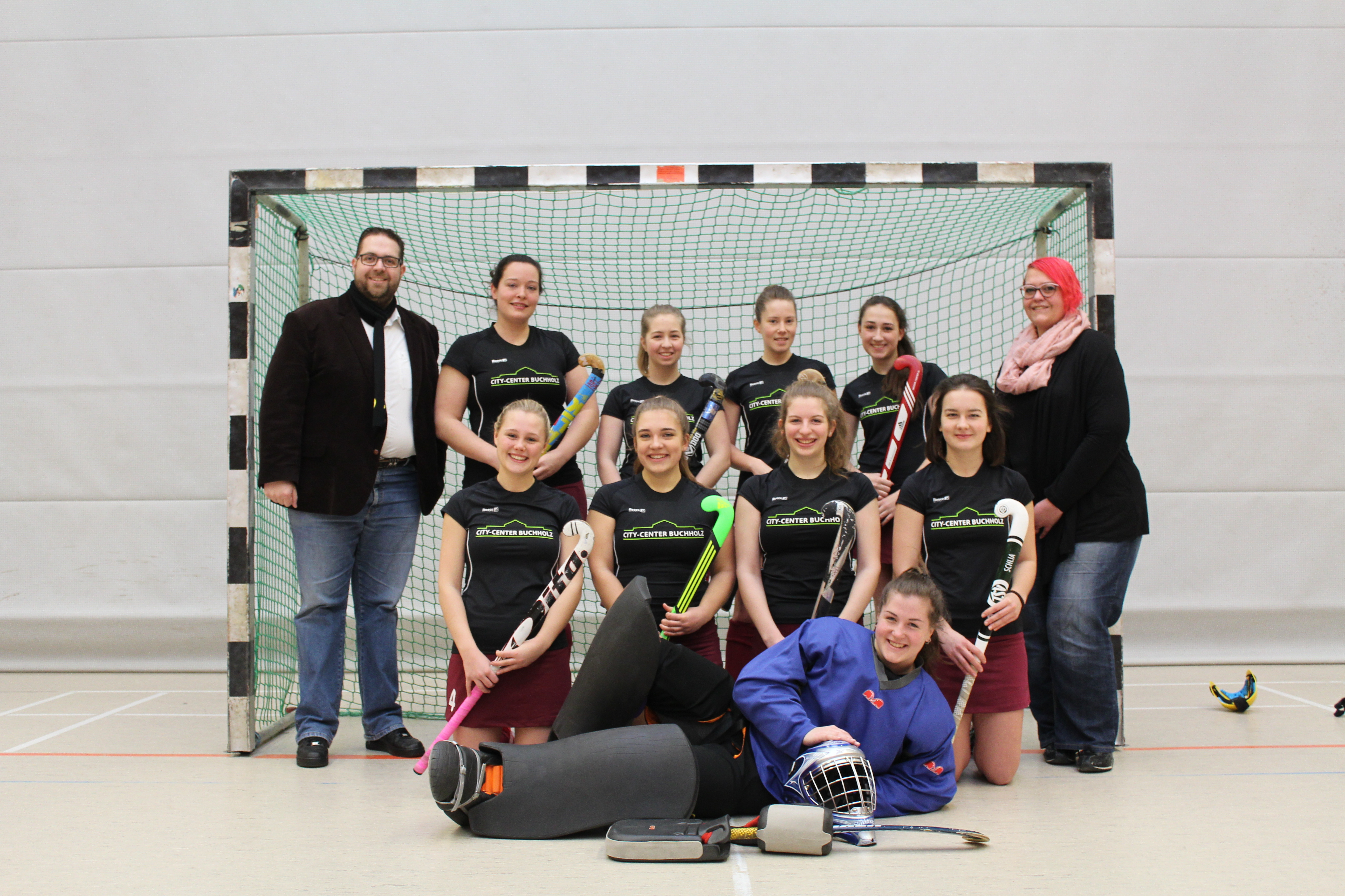 Da strahlen die Hockeydamen der Spielgemeinschaft Buchholz/Elstorf: Die Werbegemeinschaft des City Center Buchholz hat der Mannschaft, die in der 4. Verbandsliga spielt, neue Outfits gespendet. Julian und Friederike Keese (Keese Optik, re.) haben die Ausstattung übergeben