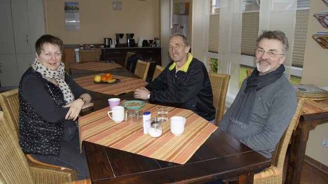 Fühlt sich wohl im "Haus Hollern": Bernd Erben (Mitte) mit Christiane Caras und Thomas Ahlrichs vom Verein für Sozialmedizin