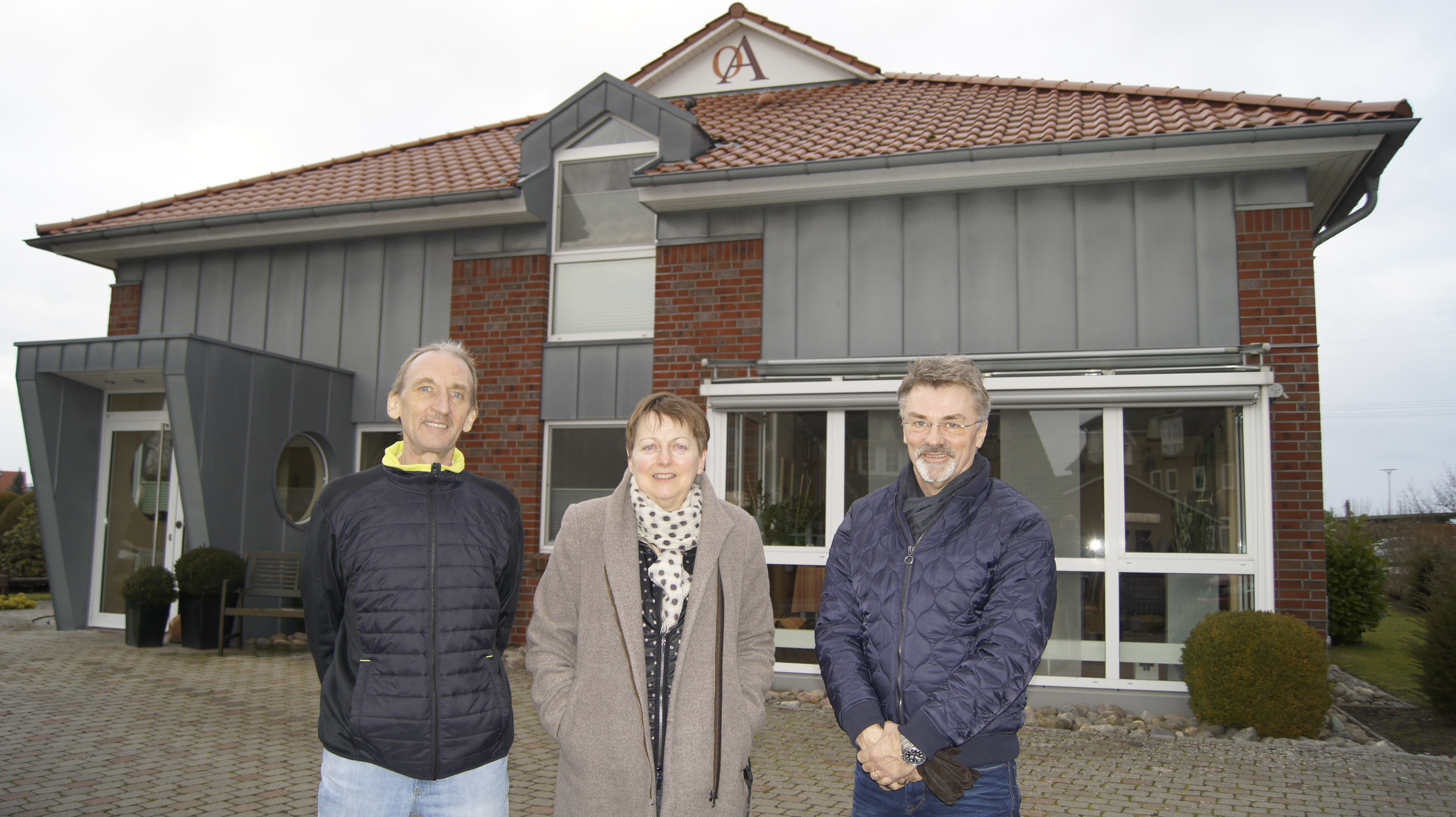 Wohnt jetzt im "Haus Hollern": Bernd Erben (li.) mit Christiane Caras und Thomas Ahlrichs vom Verein für Sozialmedizin