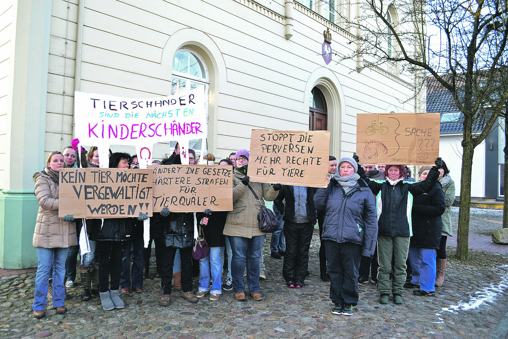 Rund 40 Pferdefreunde demonstrierten vor dem Amtsgericht Tostedt für eine Stärkung der Tierrechte