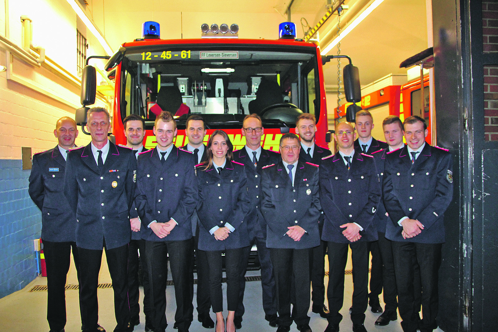 Rosengartens Gemeindebrandmeister Stephan Wilhelmi (li.) gratulierte allen Geehrten und Beförderten der Feuerwehr Leversen/Sieversen