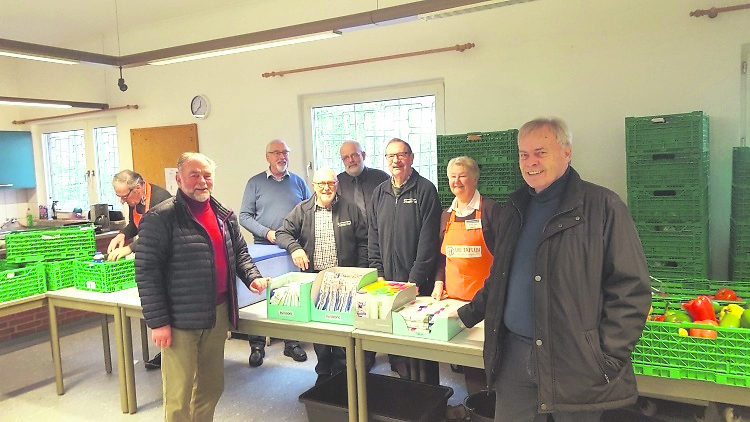 Die Genossen Egon Ohlrogge (vorne re.) und Jürgen Möller (li.) unterstützten die Tafel mit Hygieneartikeln