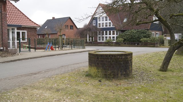 Im Rahmen des Ausbaus der Straße "Hinter den Höfen" soll der Brunnen vor dem Gemeindehaus hervorgehoben werden