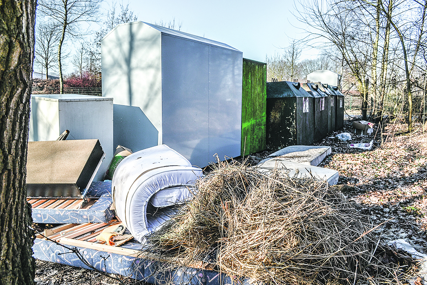 Bergeweise Müll wurden hinter den Altglas- und Kleider-Containern an der Harburger Straße illegal entsorgt