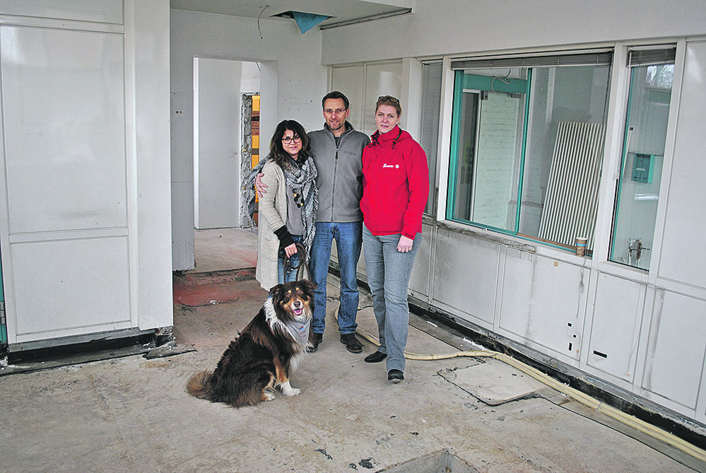 Auf der Baustelle im Gesundheitszentrum (v. li.): die künftigen Mieter Tanja Groothoff und Ehemann Robert mit ihrem Therapiehund "Jay Dee" und Claudia Minners von den Johannitern