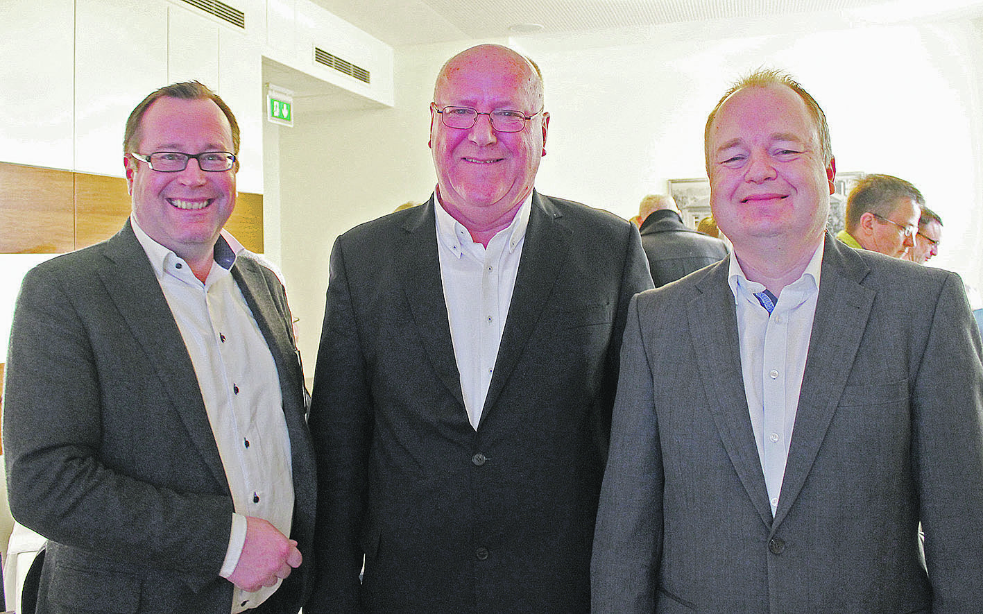 Jan-Peter Frenzel (li.) und Uwe Fricke (re.) vom Wirtschaftsförderungsverein waren vom Vortrag des Referenten Hartmut Thede beeindruckt