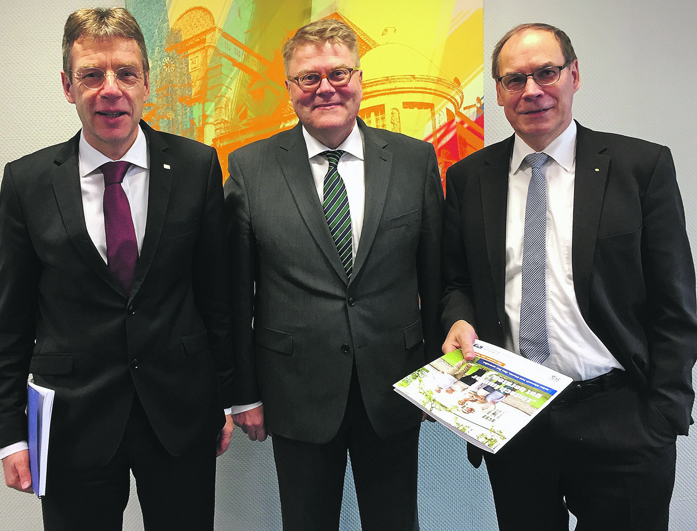 Sind verhalten optimistisch (v. li.): die Volksbank-Vorstände Henning Porth, Ulrich Sievert und Reinhard Dunker