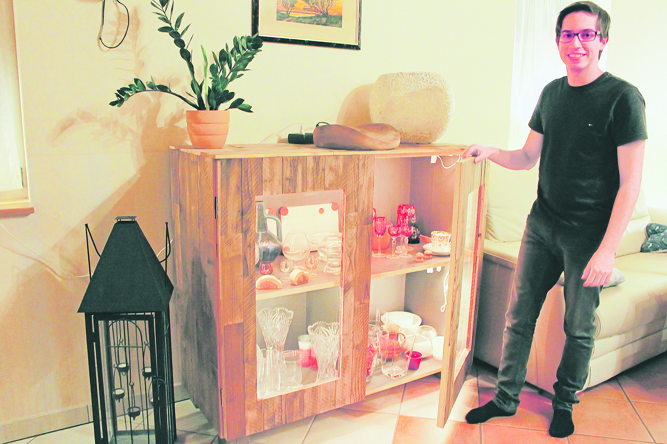 Aus Spanplatten und Obstkistenholz entwarf Ryan vor drei Jahren diesen Wohnzimmerschrank.
