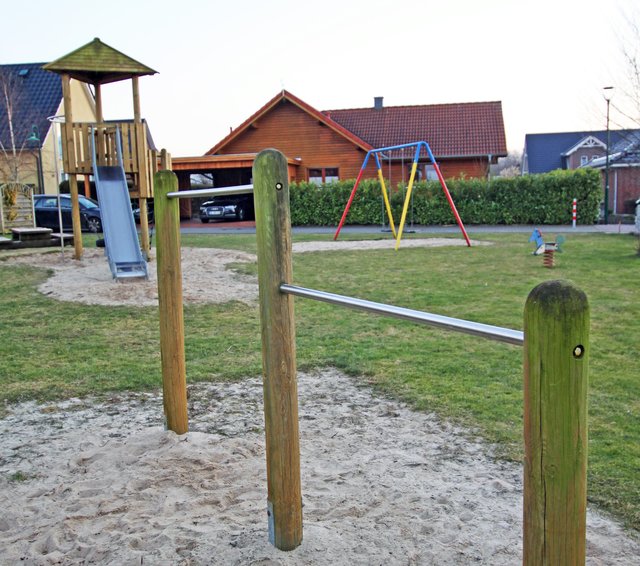 Reck, Rutsche und Schaukel: ein typischer Standard-Spielplatz | Foto: jd