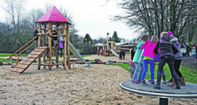 Der Spielplatz an den Harsefelder Klosterteichen ist bei den Kindern sehr beliebt. Edda, Greta und Johanna (kl. Foto, v.li.) finden das Klettergestell besonders toll | Foto: jd