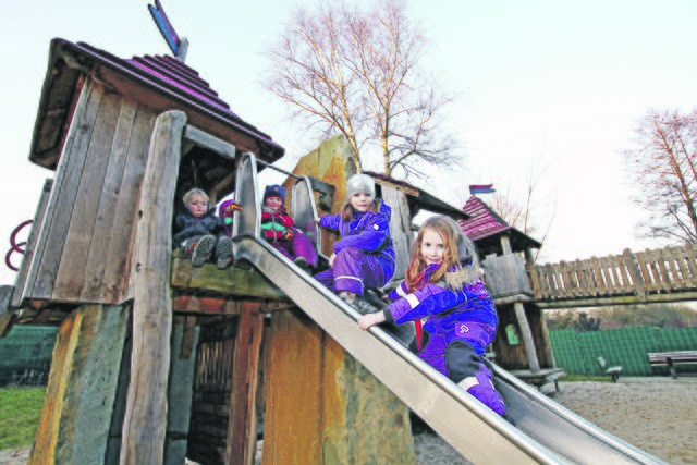 Leopold, Johanna, Greta und Edda (Foto, v.li.) toben sich gern auf tollen Spielgeräten aus