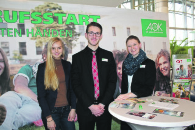 Sozialversicherungsfachangestellte - klingt dröge, macht aber Spaß, versichterten (v. li.) Marlene Pohns, Fabian Schneider und Jessica Warnecke von der AOK