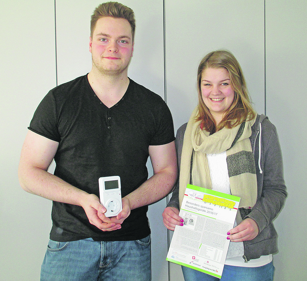 Die BufDis Madeleine Meyer und Sebastian Mohrmann erklären, wie das Strom-Messgerät funktioniert