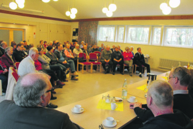 Viele Besucher wollten sich während der Vorstandssitzung über die Zukunft der Lutherkirchengemeinde informieren