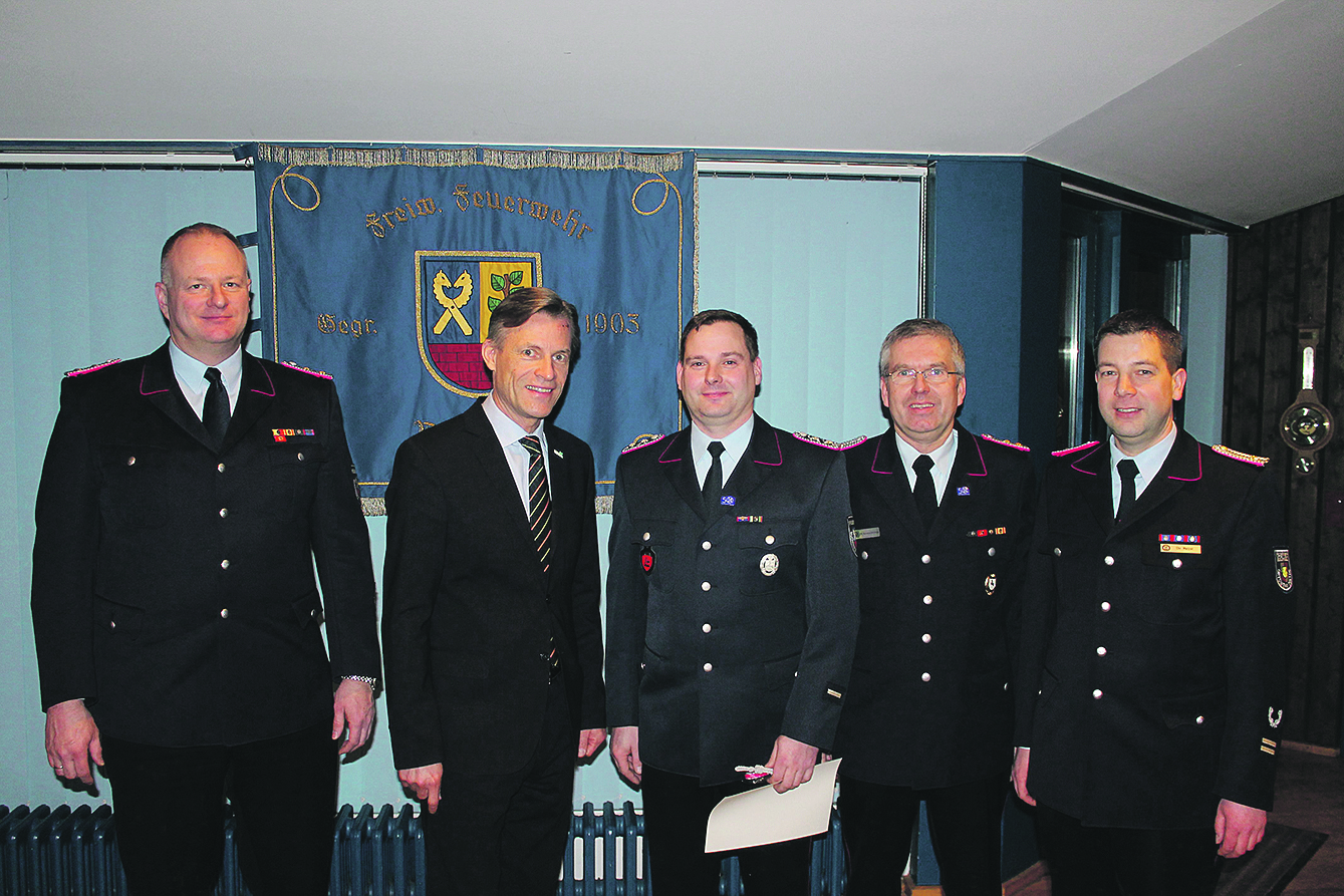 Bei der Mitgliederversammlung: (v. li.) Stadtbrandmeister André Emme, Bürgermeister Jan-Hendrik Röhse, Florian Marks (stv. Ortsbrandmeister), Ortsbrandmeister Ralf Behrens-Grünhage und Christian Matzat (stv. Stadtbrandmeister)