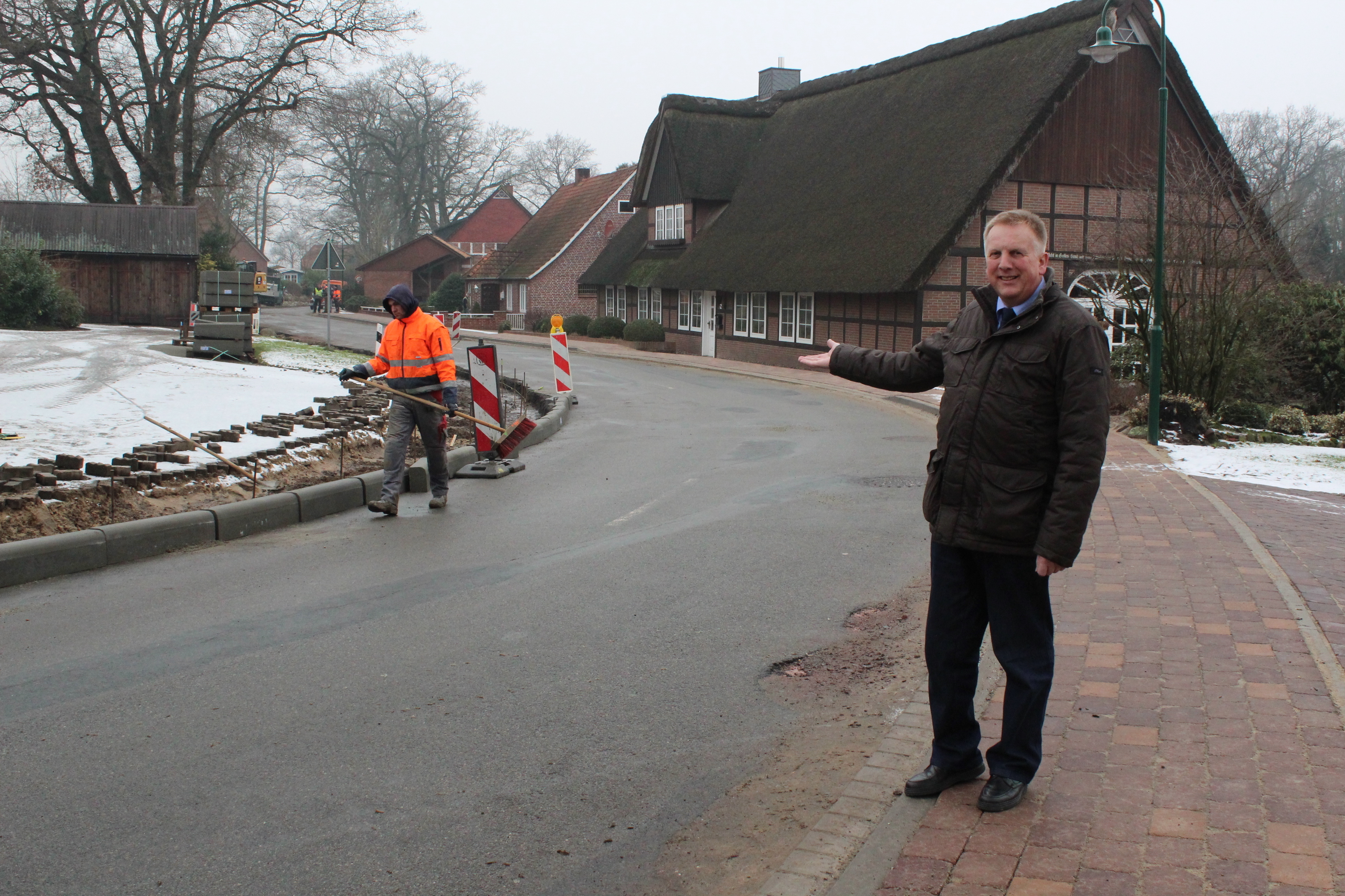 Jürgen Dede freut sich, dass als letzte Maßnahme des Dorferneuerungsprogramms der Bürgersteig am Unterdorf saniert wird