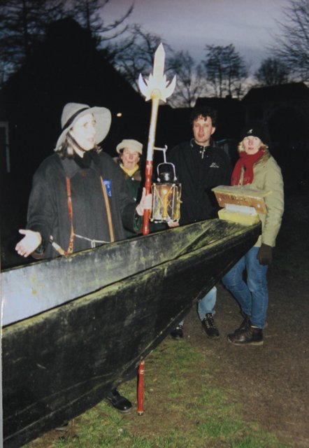 Nachtwächterinnen-Rundgang 1999: Dr. Lore Lemke (li.) mit eines Gästegruppe an einem historischen Kahn | Foto: archiv